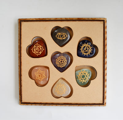 Chakra Crystals Set, Heart Shaped Reiki 7 Chakra Stones Set, Wooden Grid Plate, Selenite Log