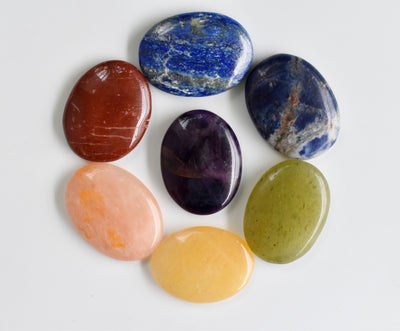 7 Chakra Crystals Worry Stones Set with Wooden Grid Plate, Selenite Log