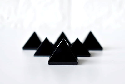 Pyramide de cristal d'agate noire ~ pyramide d'agate noire pour la guérison, la grille de cristal et l'équilibrage des chakras