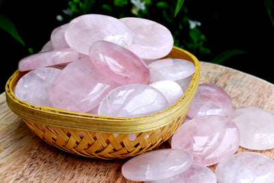 Lot de 25 pierres d'inquiétude en quartz rose, pierre de paume de poche, pierre de pouce