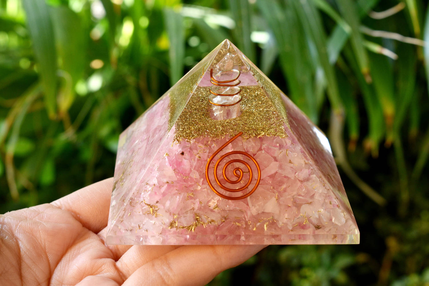 Pyramide d'orgone de quartz rose avec crayon de quartz clair, pyramide d'orgone de cristal.