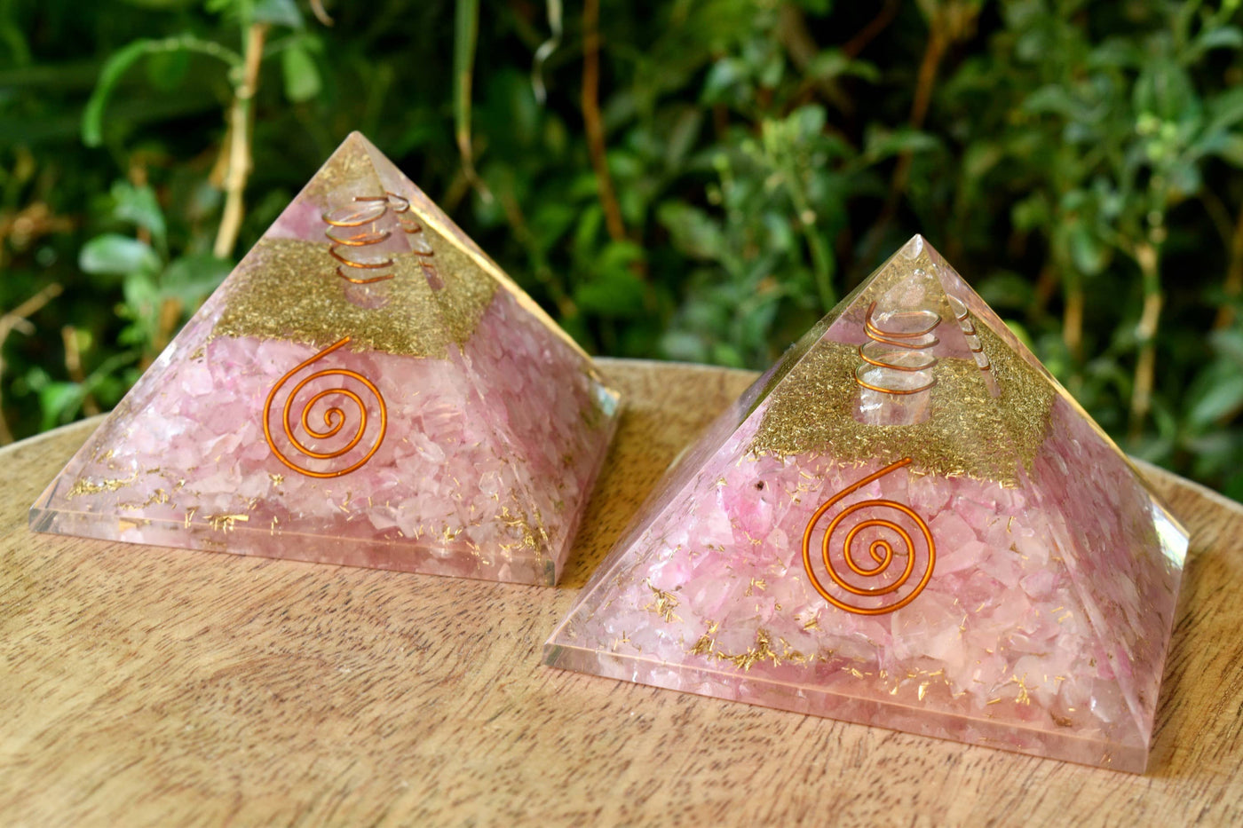 Pyramide d'orgone de quartz rose avec crayon de quartz clair, pyramide d'orgone de cristal.