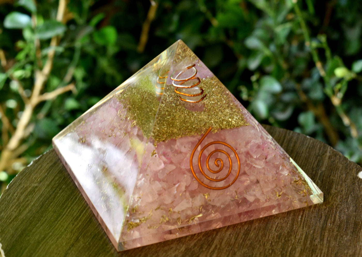 Pyramide d'orgone de quartz rose avec crayon de quartz clair, pyramide d'orgone de cristal.