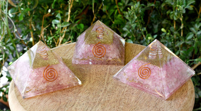 Pyramide d'orgone de quartz rose avec crayon de quartz clair, pyramide d'orgone de cristal.